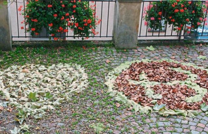 Eine Blätterbotschaft – entdeckt vor der Georgskirche in Oberriexingen.  Foto: Rücker