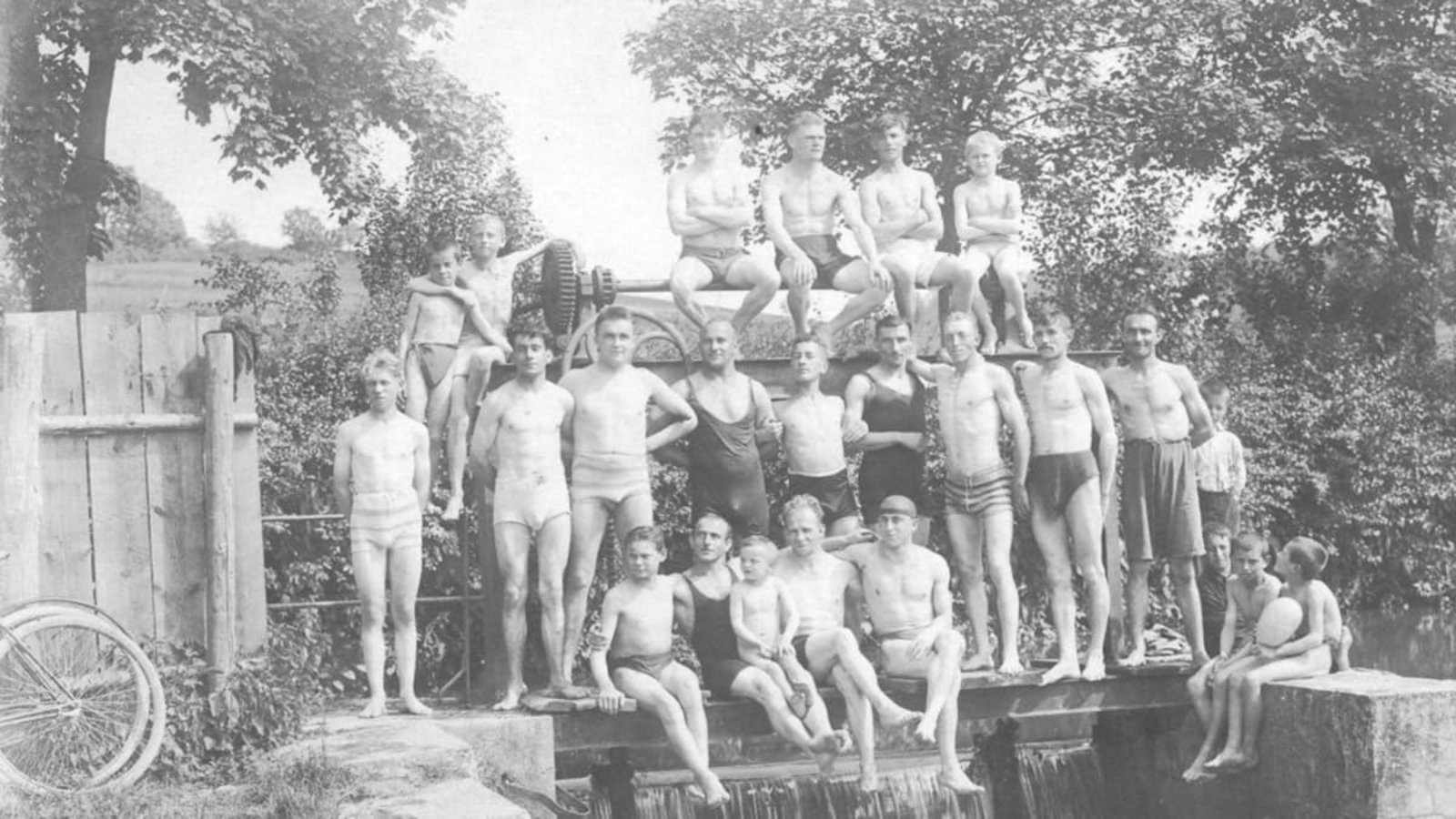 Eine Schwimmergruppe am Badeplatz bei der Lohmühle an der Weiler Würm, aufgenommen wahrscheinlich um 1920. Damals herrschte am Fluss strikte Geschlechtertrennung.Stadtarchiv Weil der Stadt Eine Schwimmergruppe am Badeplatz bei der Lohmühle an der Weiler Würm, aufgenommen wahrscheinlich um 1920. Damals herrschte am Fluss strikte Geschlechtertrennung.Stadtarchiv Weil der Stadt