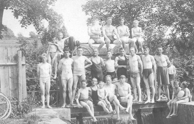 Eine Schwimmergruppe am Badeplatz bei der Lohmühle an der Weiler Würm, aufgenommen wahrscheinlich um 1920. Damals herrschte am Fluss strikte Geschlechtertrennung.<span class='image-autor'>Stadtarchiv Weil der Stadt</span>