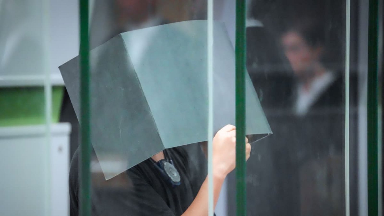 Prozess gegen 32-Jährigen wegen Vergewaltigungen: Der Angeklagte hält sich zum Beginn des Prozesstages im Kriminalgericht Moabit einen Aktenordner vors Gesicht. Der 32-Jährige hat laut Urteil eine Frau mehrfach im Schlaf missbraucht (Archivfoto).Soeren Stache/dpa