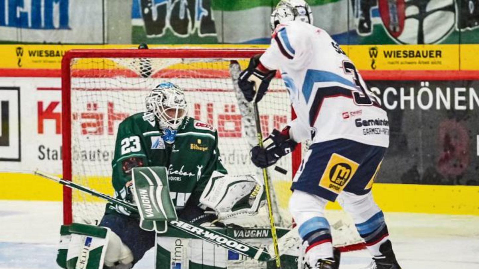Steelers-Goalie Sinisa Martinovic (links) hält mehrere Ligabestwerte. Foto: Archiv/Simecek