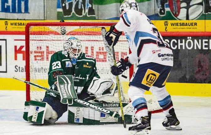 Steelers-Goalie Sinisa Martinovic (links) hält mehrere Ligabestwerte. Foto: Archiv/Simecek
