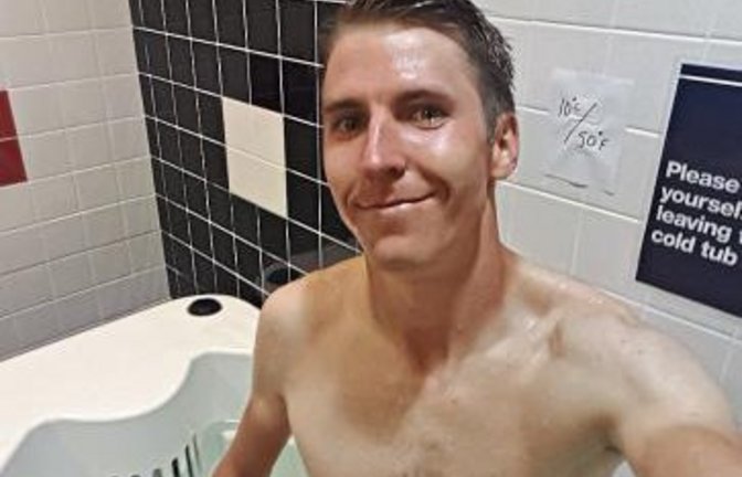 Stebe zeigt sich bei Facebook mit einem Selfie aus dem auf zehn Grad gekühlten Erholungsbad.