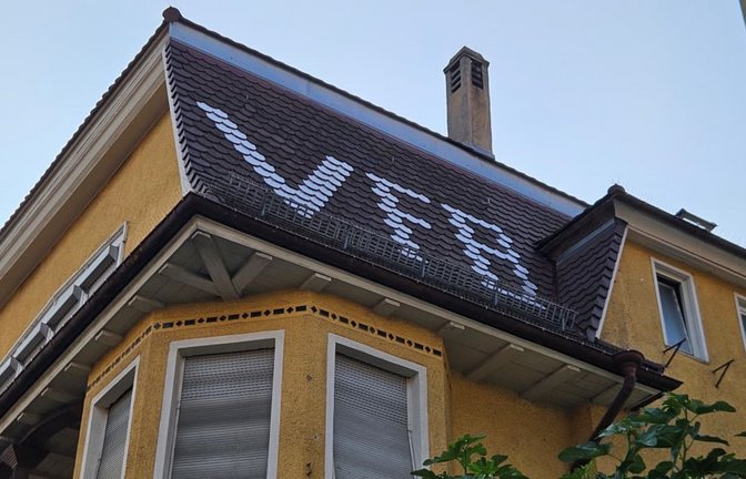 Manch einem VfB-Fan geht die Vereinsliebe unter die Haut – bei diesem Hausbesitzer sogar bis aufs Dach.<span class='image-autor'>Andreas Rosar</span>