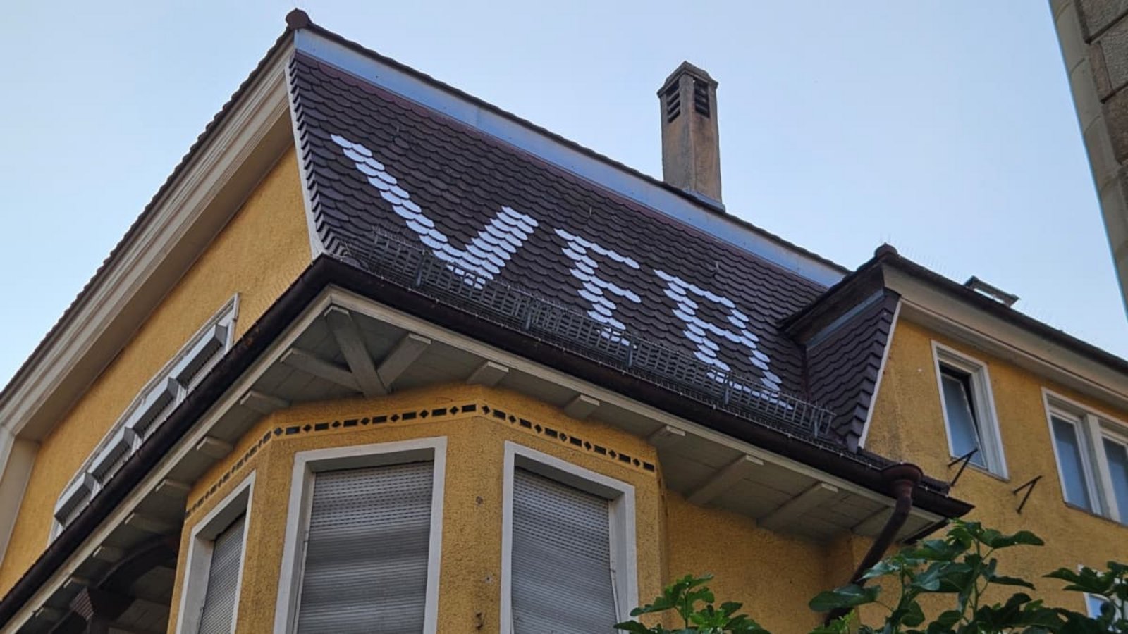 Manch einem VfB-Fan geht die Vereinsliebe unter die Haut – bei diesem Hausbesitzer sogar bis aufs Dach.Andreas Rosar Manch einem VfB-Fan geht die Vereinsliebe unter die Haut – bei diesem Hausbesitzer sogar bis aufs Dach.Andreas Rosar