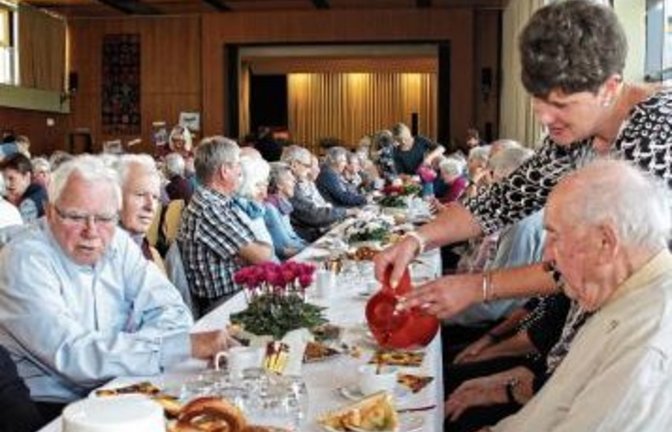 Erst gibt’s Gesang von den Grundschülern, dann werden die Senioren mit Kaffee und Kuchen verwöhnt.  Fotos: Rostek