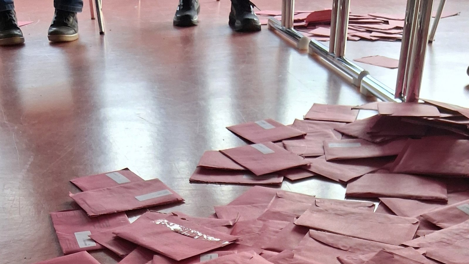 Ausgezählt. Leere Briefwahl-Umschläge in der Feuerwache Vaihingen.    Foto: Kauer