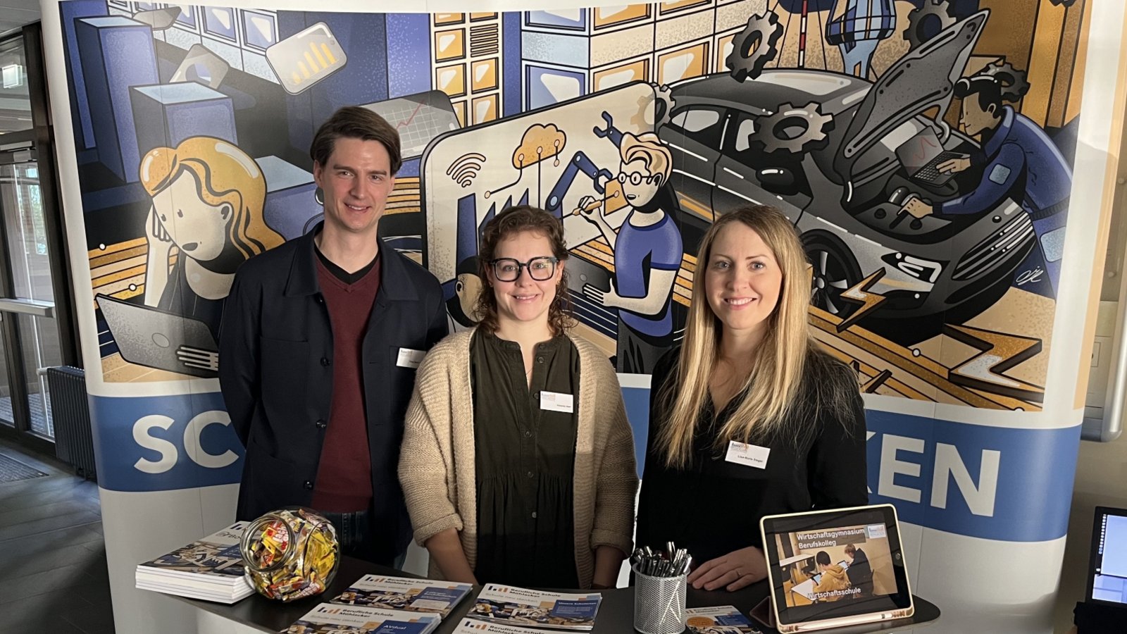 Infostand beim Tag der offenen Tür an der Beruflichen Schule Mühlacker.  Foto: LE