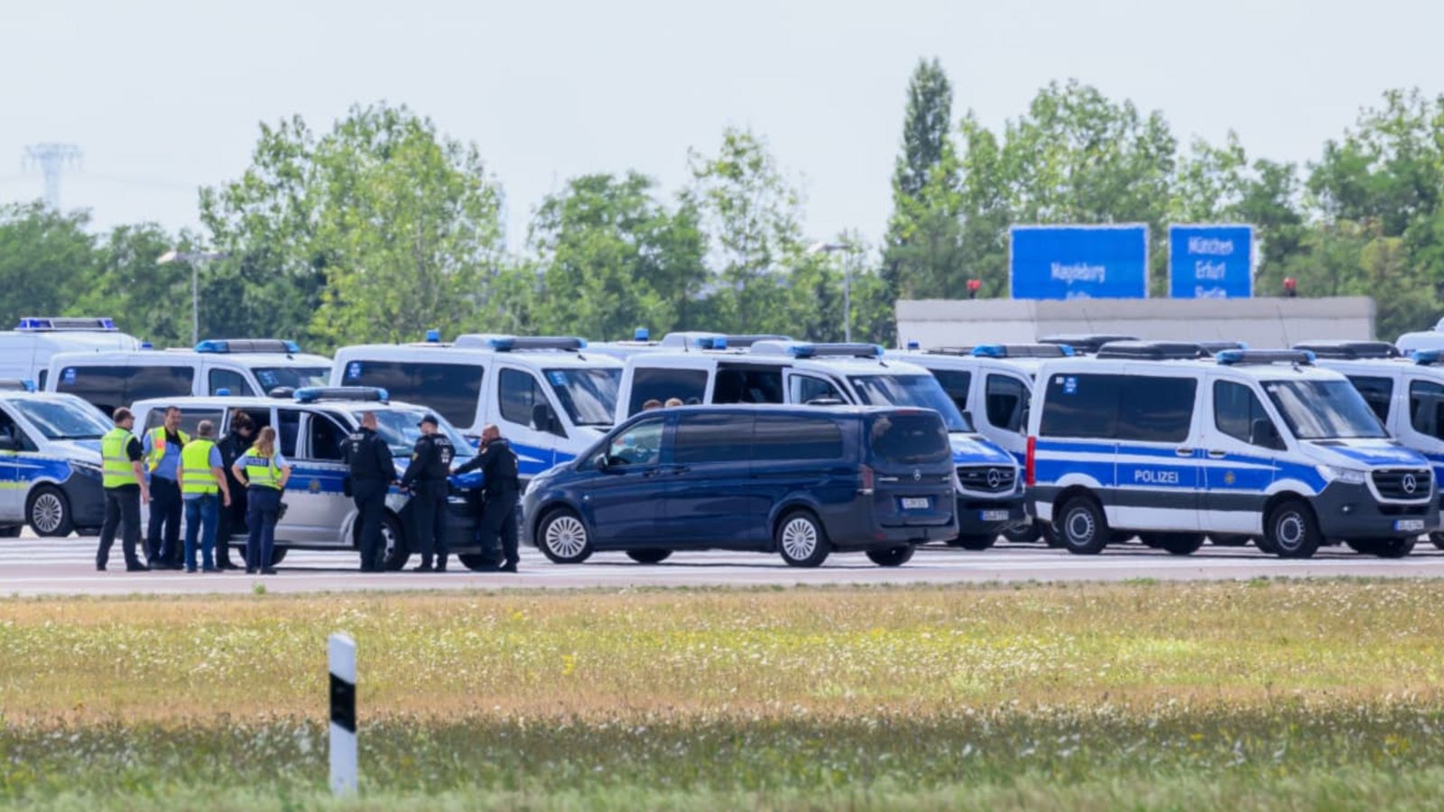 Einsatzkräfte der Polizei am Ende der Start-und-Lande-Bahn Nord am Leipziger FlughafenHendrik Schmidt/dpa