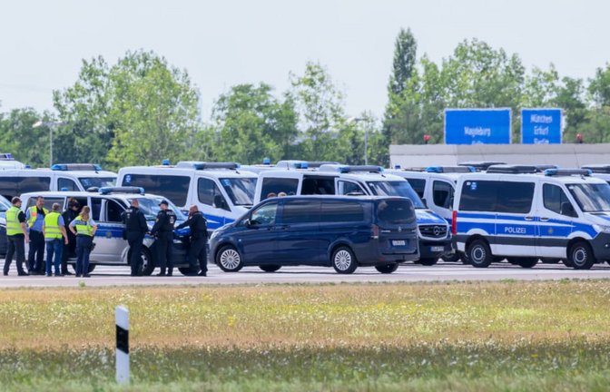 Einsatzkräfte der Polizei am Ende der Start-und-Lande-Bahn Nord am Leipziger Flughafen<span class='image-autor'>Hendrik Schmidt/dpa</span>