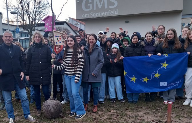 Schüler der Gemeinschaftsschule pflanzen gemeinsam mit ihren internationalen Gästen einen Walnusssbaum. <span class='image-autor'>Foto: Glemser</span>