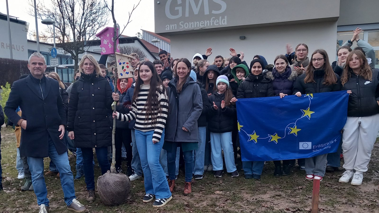 Schüler der Gemeinschaftsschule pflanzen gemeinsam mit ihren internationalen Gästen einen Walnusssbaum. Foto: Glemser Schüler der Gemeinschaftsschule pflanzen gemeinsam mit ihren internationalen Gästen einen Walnusssbaum. Foto: Glemser