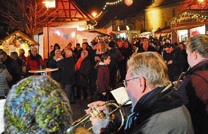 Stimmungsvoll: Die Markteröffnung in Illingen auf dem Posthof. Fotos: Stahlfeld