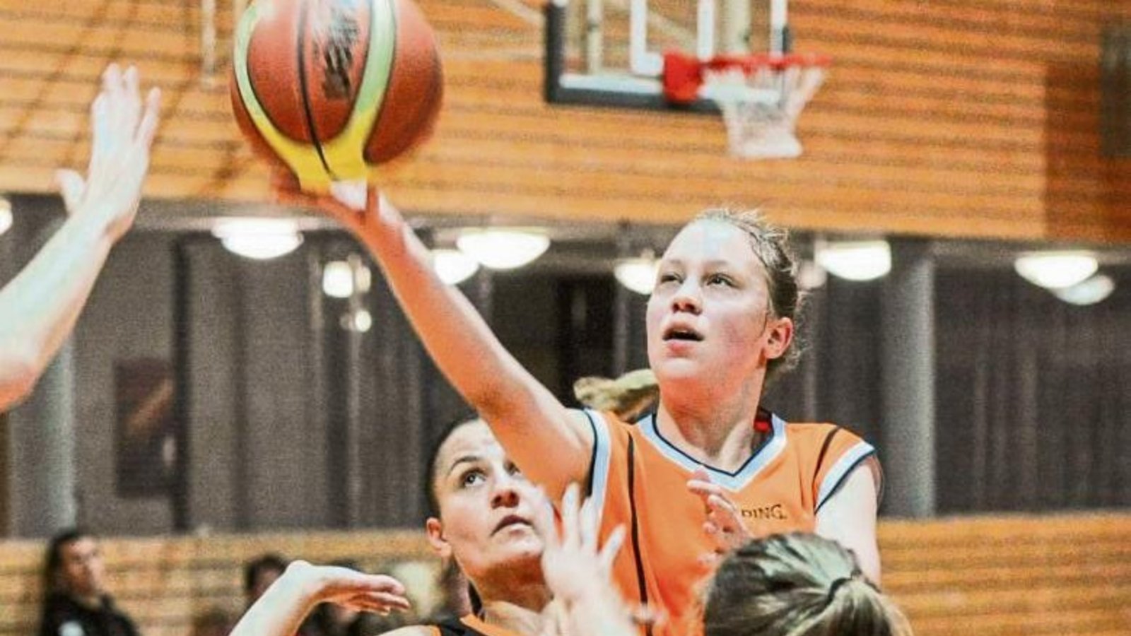Melanie Deisch ergattert den Ball vor der Konstanzer Abwehr. Foto: Leitner