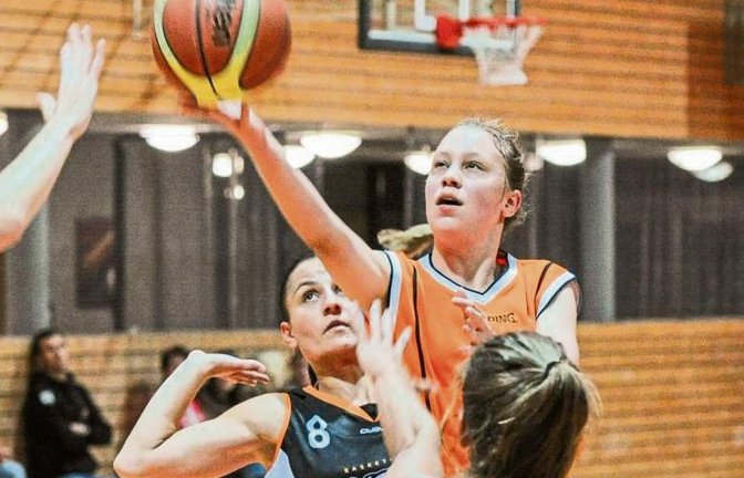 Melanie Deisch ergattert den Ball vor der Konstanzer Abwehr. Foto: Leitner