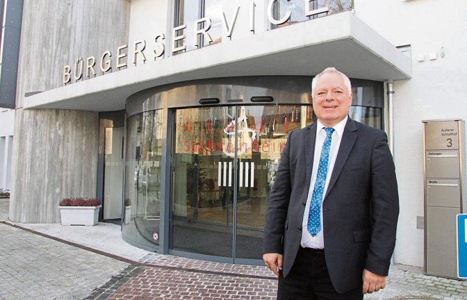Horst Fiedler vor seinem aktuellen Amtssitz. Weil das Wasserschloss saniert wird, hat der Bürgermeister vorübergehend hier sein Büro.  Fotos: Banholzer