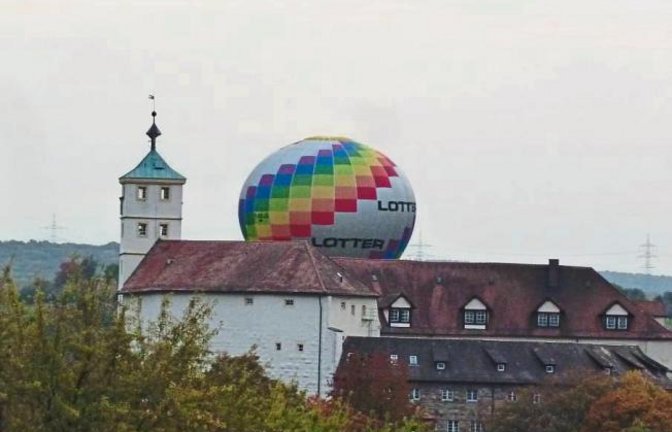 Hinter dem Vaihinger Kaltenstein geht nicht nur die Sonne unter, sondern ab und zu auch ein Ballon. Foto: Arning