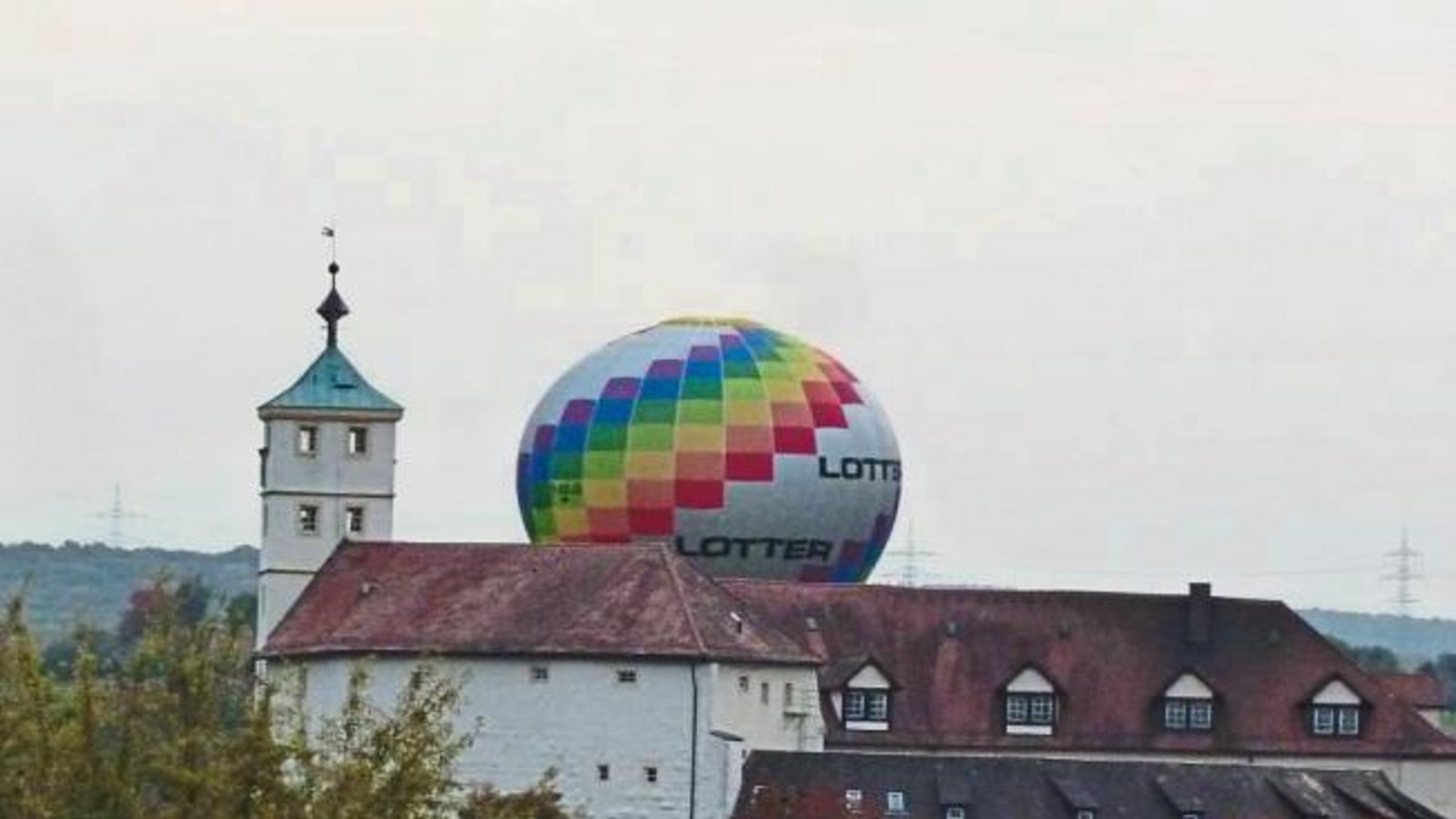 Hinter dem Vaihinger Kaltenstein geht nicht nur die Sonne unter, sondern ab und zu auch ein Ballon. Foto: Arning