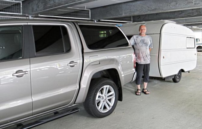 Es gibt Gespanne, da ist das Auto länger als der Wohnwagen. Frank Niedergesäß aus Vaihingen hat seine fahrbare Schlafkoje namens Qek am Pickup hängen. Normalerweise wird der Wohnwagen aus der ehemaligen DDR von einem Trike gezogen.  Foto: Rücker