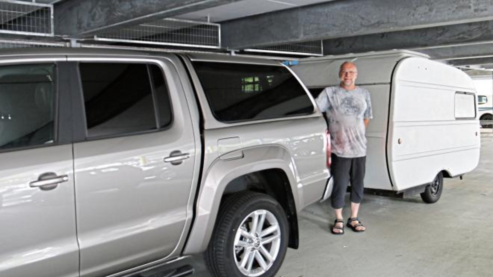 Es gibt Gespanne, da ist das Auto länger als der Wohnwagen. Frank Niedergesäß aus Vaihingen hat seine fahrbare Schlafkoje namens Qek am Pickup hängen. Normalerweise wird der Wohnwagen aus der ehemaligen DDR von einem Trike gezogen.  Foto: Rücker