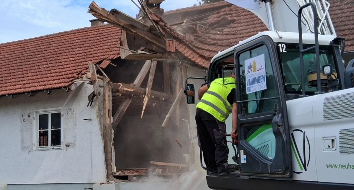 Baggerbiss für die Gartenschau Vaihingen Enzückt 2029 Pferdestall Startschuss Großprojekt OB im Bagger.  Foto: Kauer