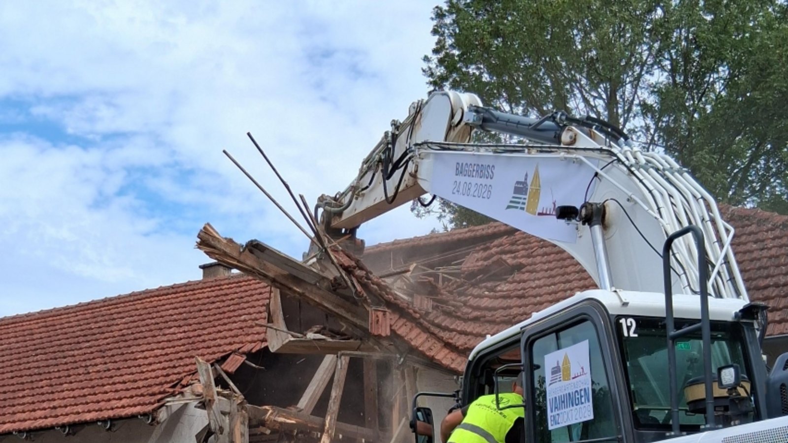 Abbruch: Oberbürgermeister Uwe Skrzypek-Muth reißt mit dem Bagger den Anbau des historischen Pferdestalls ein. Foto: Kauer Abbruch: Oberbürgermeister Uwe Skrzypek-Muth reißt mit dem Bagger den Anbau des historischen Pferdestalls ein. Foto: Kauer