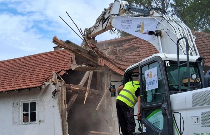 Abbruch: Oberbürgermeister Uwe Skrzypek-Muth reißt mit dem Bagger den Anbau des historischen Pferdestalls ein. <span class='image-autor'>Foto: Kauer</span>
