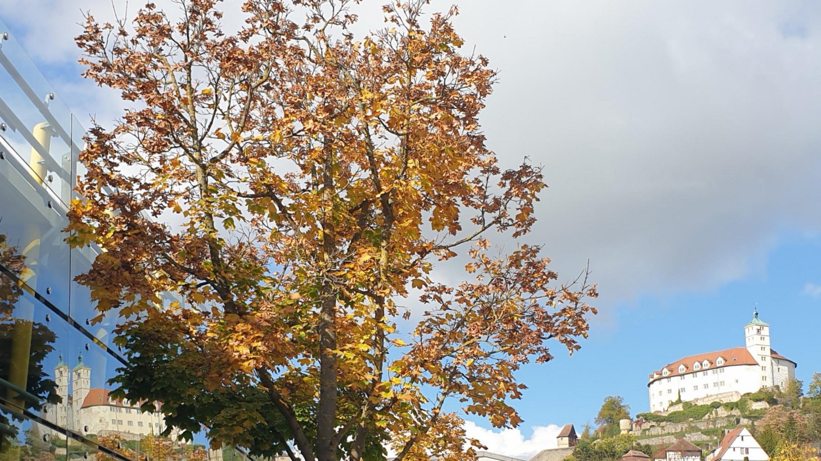 Doppelt schön: Schloss Kaltenstein in der Herbstsonne. Foto: Rieger