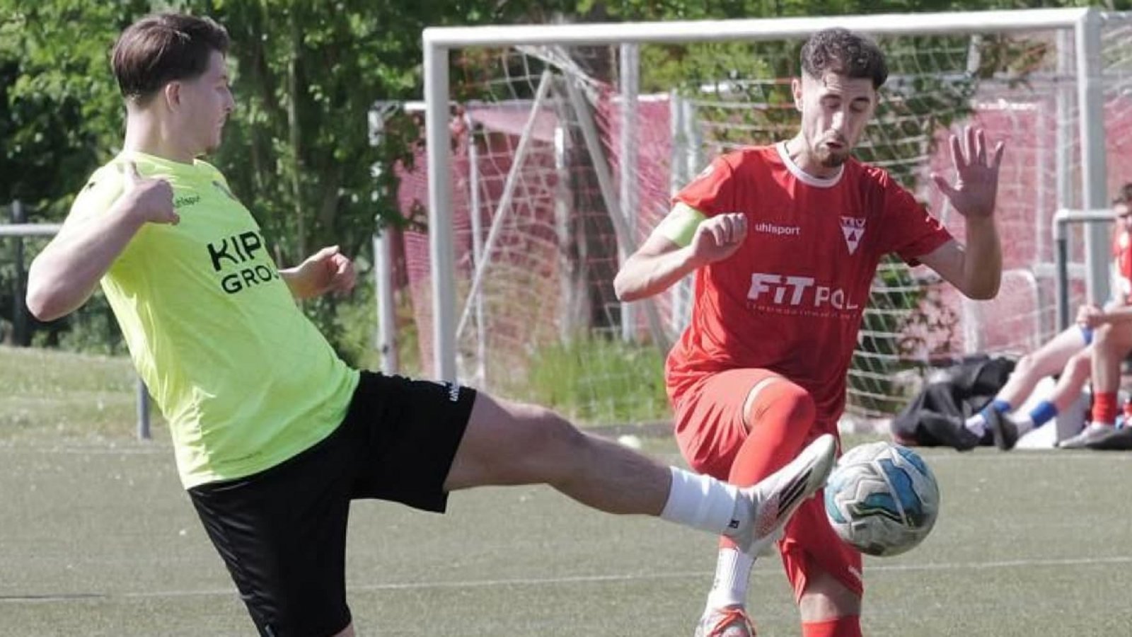 Krankenhaus statt Fußballplatz: der Weilimdorfer Kapitän Enis Küley (rechts).Günter Bergmann Krankenhaus statt Fußballplatz: der Weilimdorfer Kapitän Enis Küley (rechts).Günter Bergmann