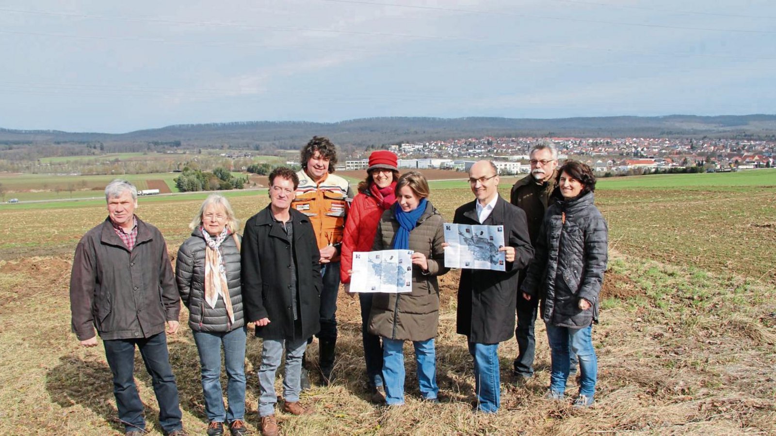 Sie sehen in der Flurneuordnung Chancen für Illinger Grundstücksbesitzer (von links): Bauernobmann Manfred Hopf, die Gemeinderäte Ingeborg Beller (UBL), Dr. Peter Pförsich (Grüne) und Eric Schach (CDU), Iris Schlicksupp (Leiterin des Amtes für Vermessung und Flurneuordnung), Dr. Hilde Neidhardt (Dezernentin für Landwirtschaft, Forsten und öffentliche Ordnung), Bürgermeister Harald Eiberger sowie Rainer Maier und Carola Hupbauer vom Amt für Vermessung und Flurneuordnung. Foto: Banholzer Sie sehen in der Flurneuordnung Chancen für Illinger Grundstücksbesitzer (von links): Bauernobmann Manfred Hopf, die Gemeinderäte Ingeborg Beller (UBL), Dr. Peter Pförsich (Grüne) und Eric Schach (CDU), Iris Schlicksupp (Leiterin des Amtes für Vermessung und Flurneuordnung), Dr. Hilde Neidhardt (Dezernentin für Landwirtschaft, Forsten und öffentliche Ordnung), Bürgermeister Harald Eiberger sowie Rainer Maier und Carola Hupbauer vom Amt für Vermessung und Flurneuordnung. Foto: Banholzer