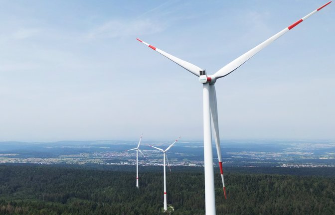 Hoch über den Wald ragen die Windräder in Straubenhardt. Die Menge Strom, die sie pro Jahr erzeugen, reicht für wesentlich mehr Einwohner als das Einzugsgebiet hat. <span class='image-autor'>Foto: Küppers</span>