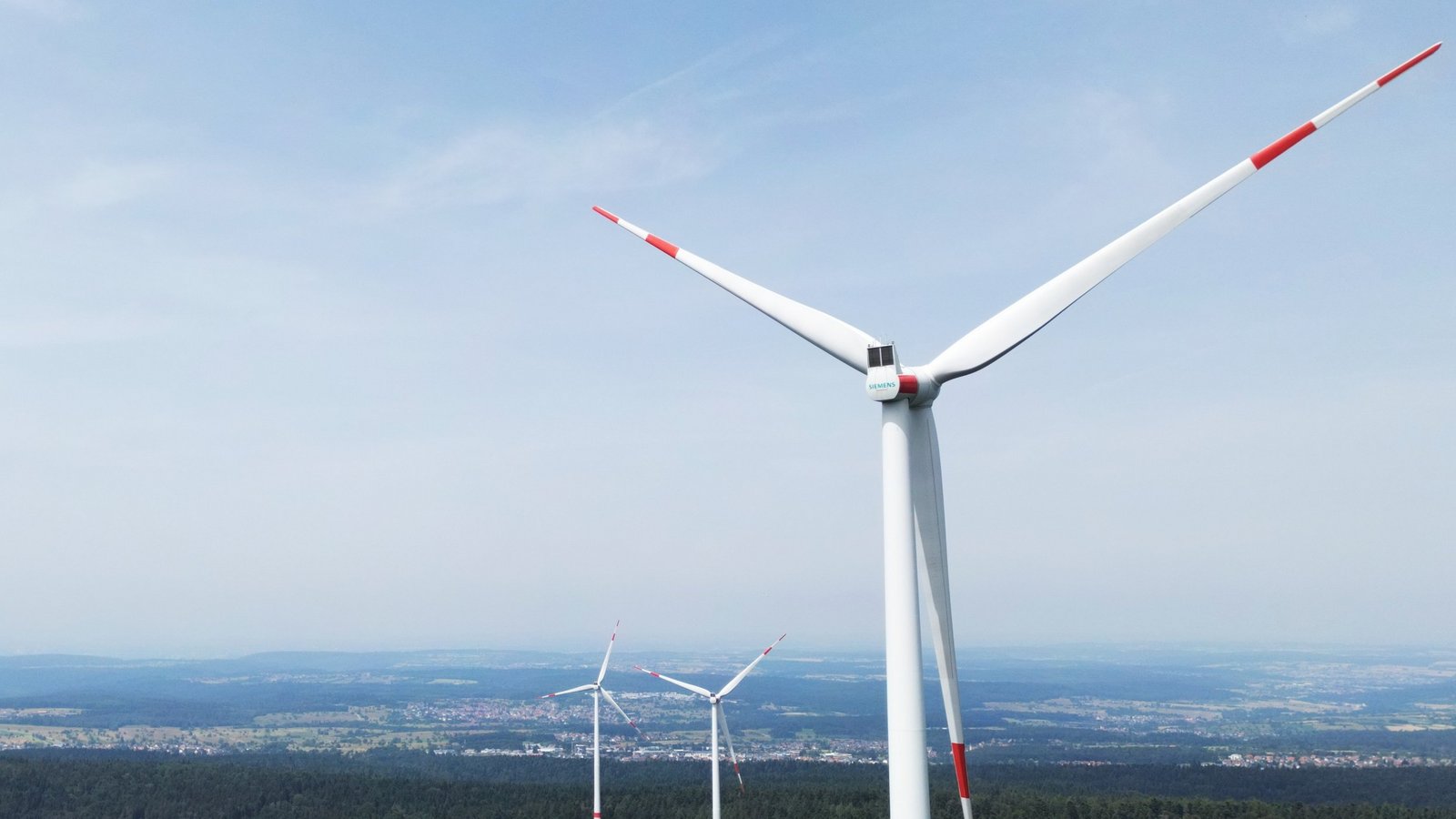 Hoch über den Wald ragen die Windräder in Straubenhardt. Die Menge Strom, die sie pro Jahr erzeugen, reicht für wesentlich mehr Einwohner als das Einzugsgebiet hat. Foto: Küppers Hoch über den Wald ragen die Windräder in Straubenhardt. Die Menge Strom, die sie pro Jahr erzeugen, reicht für wesentlich mehr Einwohner als das Einzugsgebiet hat. Foto: Küppers