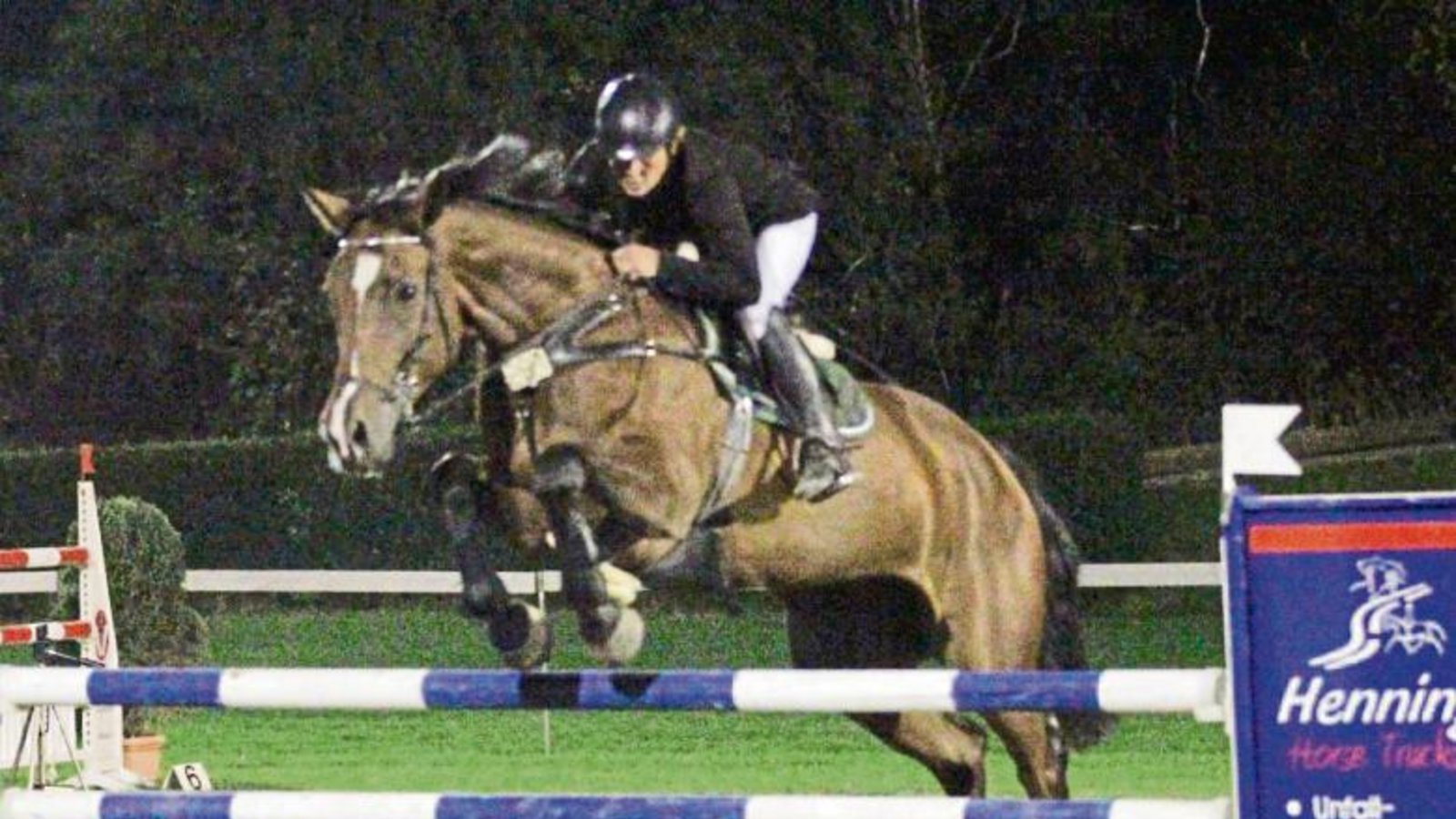 Schnellste ohne Fehler beim Flutlichtpunktespringen: Eva-Maria Lühr auf Concrue Foto: Nachreiner