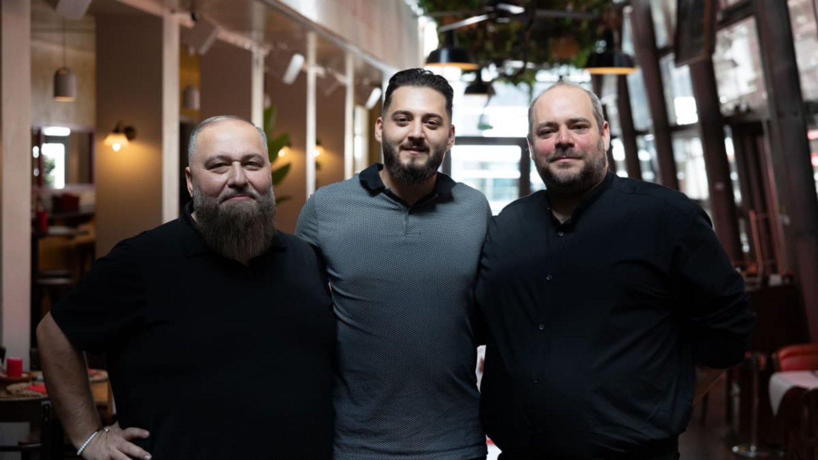 Ioakim Kochliaridis (links) und Uli Frankenhauser (rechts) freuen sich mit ihren Mitarbeitern über den Erfolg ihres Lokals in Stuttgart: Wo früher Partys gefeiert wurden, gibt es nun authetisches mexikanisches Essen.Lichtgut/Leif Piechowski Ioakim Kochliaridis (links) und Uli Frankenhauser (rechts) freuen sich mit ihren Mitarbeitern über den Erfolg ihres Lokals in Stuttgart: Wo früher Partys gefeiert wurden, gibt es nun authetisches mexikanisches Essen.Lichtgut/Leif Piechowski
