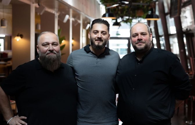 Ioakim Kochliaridis (links) und Uli Frankenhauser (rechts) freuen sich mit ihren Mitarbeitern über den Erfolg ihres Lokals in Stuttgart: Wo früher Partys gefeiert wurden, gibt es nun authetisches mexikanisches Essen.<span class='image-autor'>Lichtgut/Leif Piechowski</span>