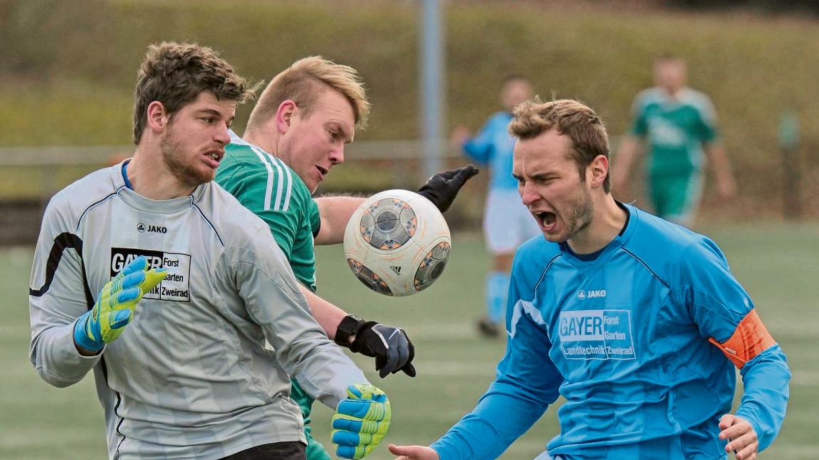 Nussdorfs Torwart Paul Bohn und Heiko Dieterle (in Blau) retten im Spiel gegen Iptingen in letzter Sekunde vor Sascha Burger (Mitte). Foto: Leitner Nussdorfs Torwart Paul Bohn und Heiko Dieterle (in Blau) retten im Spiel gegen Iptingen in letzter Sekunde vor Sascha Burger (Mitte). Foto: Leitner