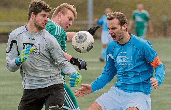 Nussdorfs Torwart Paul Bohn und Heiko Dieterle (in Blau) retten im Spiel gegen Iptingen in letzter Sekunde vor Sascha Burger (Mitte). Foto: Leitner