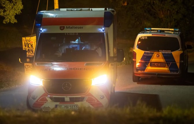 In der Nacht zum Donnerstag wurden Polizei und Rettungskräfte zu einem Vorfall in der Sickenhäuser Straße in Reutlingen gerufen. Ein 40-Jähriger steht im Verdacht, seine Ex-Partnerin und einen Nachbarn  mit einem Messer angegriffen zu haben.<span class='image-autor'>Dimitri Drofitsch</span>