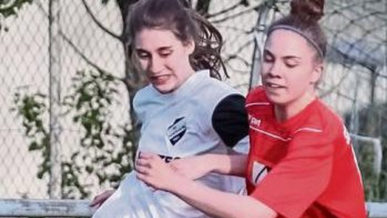 Jennifer Conradt vom SV Horrheim (links) versucht, ihrer Gegenspielerin Laura Metzger den Ball streitig zu machen. Foto: Simecek Jennifer Conradt vom SV Horrheim (links) versucht, ihrer Gegenspielerin Laura Metzger den Ball streitig zu machen. Foto: Simecek