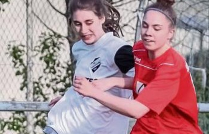 Jennifer Conradt vom SV Horrheim (links) versucht, ihrer Gegenspielerin Laura Metzger den Ball streitig zu machen. Foto: Simecek