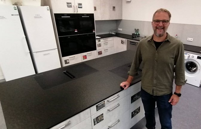 Nach einjähriger Sanierung ist an der Wilhelm-Feil-Schule unter anderem die neue Küche fertig. Rektor Tilman Griesinger freut sich über das Ergebnis.  <span class='image-autor'>Foto: Banholzer</span>