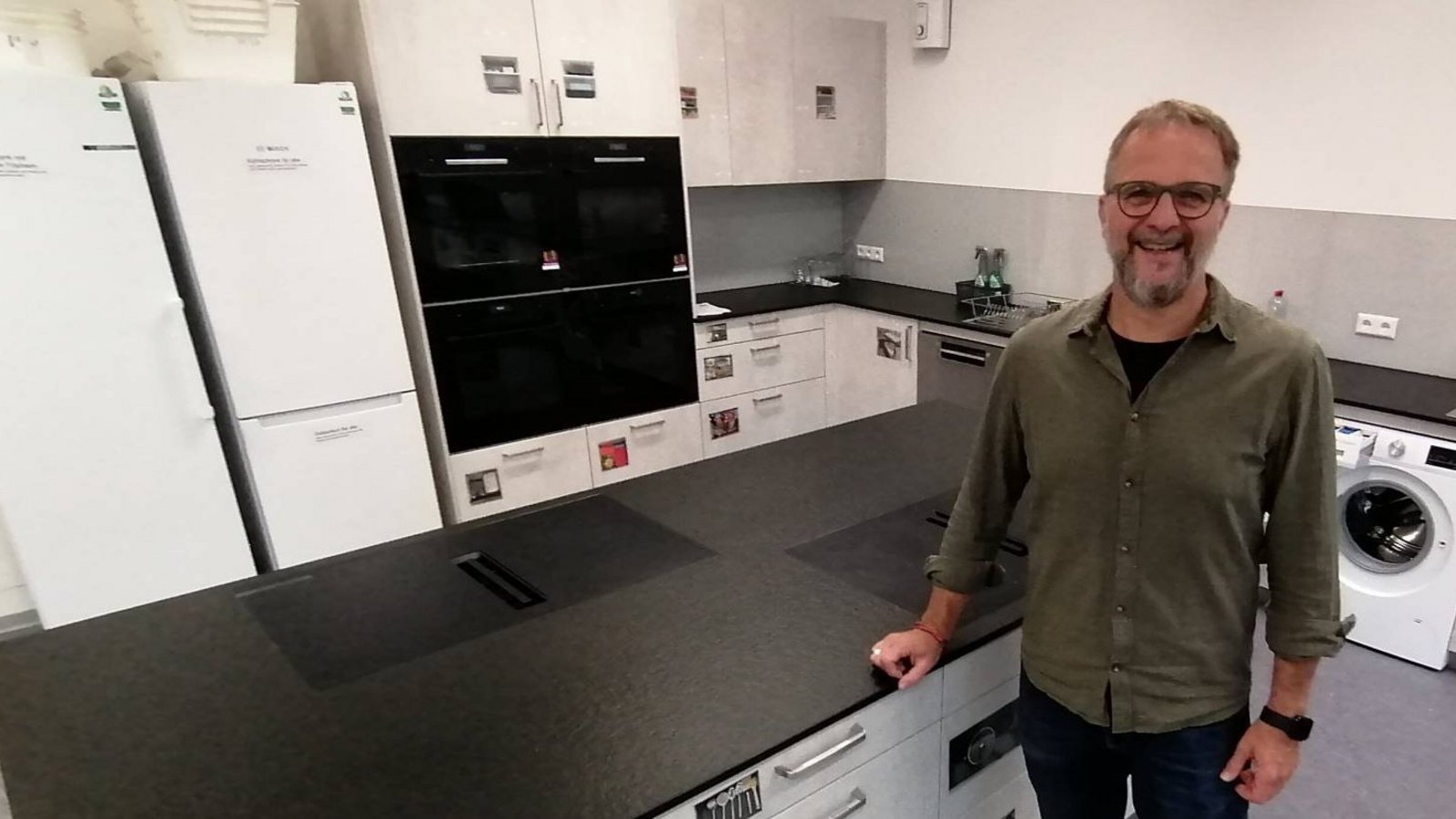 Nach einjähriger Sanierung ist an der Wilhelm-Feil-Schule unter anderem die neue Küche fertig. Rektor Tilman Griesinger freut sich über das Ergebnis. Foto: Banholzer Nach einjähriger Sanierung ist an der Wilhelm-Feil-Schule unter anderem die neue Küche fertig. Rektor Tilman Griesinger freut sich über das Ergebnis. Foto: Banholzer