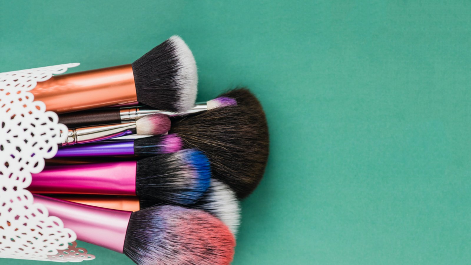 Hier erfahren Sie, wie sich ein Schminkpinsel gründlich reinigen lässt. Anleitung in 5 Schritten.Foto: Sklo Studio / Shutterstock.com Hier erfahren Sie, wie sich ein Schminkpinsel gründlich reinigen lässt. Anleitung in 5 Schritten.Foto: Sklo Studio / Shutterstock.com