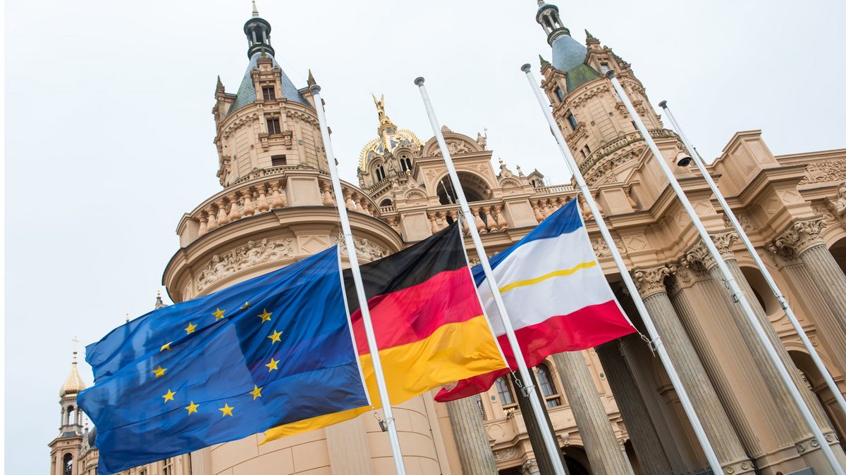 warum ist heute halbmast geflaggt 2025