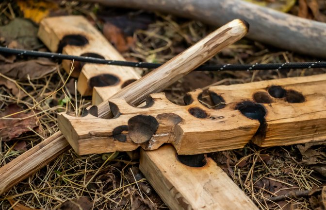 Beim Feuerbohren braucht es Ausdauer und Geschicklichkeit.<span class='image-autor'>Foto: CodyFrayser Photography / shutterstock.com</span>