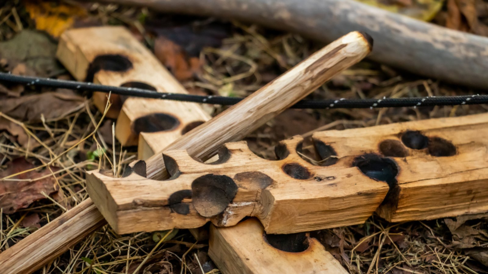 Beim Feuerbohren braucht es Ausdauer und Geschicklichkeit.Foto: CodyFrayser Photography / shutterstock.com Beim Feuerbohren braucht es Ausdauer und Geschicklichkeit.Foto: CodyFrayser Photography / shutterstock.com