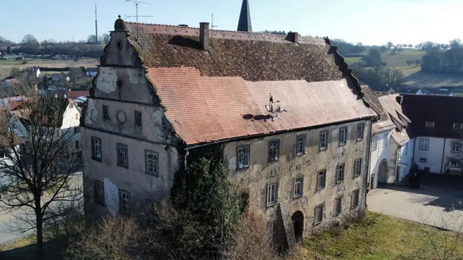 Wenig pompös, dafür günstig zu haben: Schloss Merchingen im beschaulichen Ravenstein.Foto: ImmoScout24 Wenig pompös, dafür günstig zu haben: Schloss Merchingen im beschaulichen Ravenstein.Foto: ImmoScout24