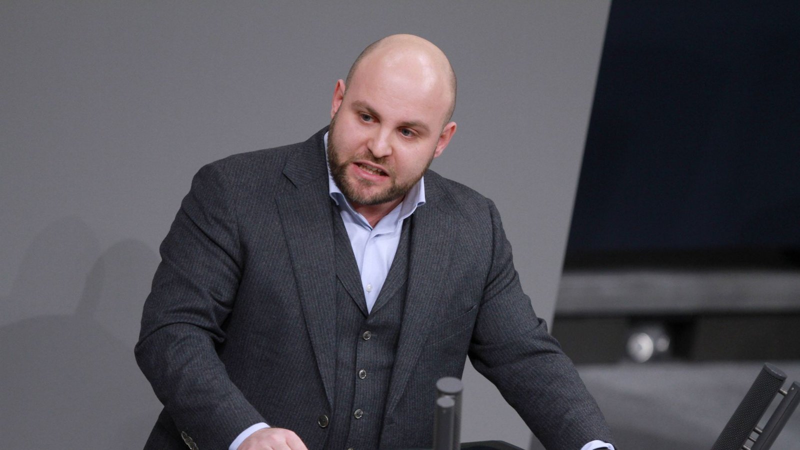 AfD-Co-Landeschef Markus Frohmaier kontert den Schraubenkönig Würth.Foto: IMAGO/dts Nachrichtenagentur/IMAGO/dts Nachrichtenagentur AfD-Co-Landeschef Markus Frohmaier kontert den Schraubenkönig Würth.Foto: IMAGO/dts Nachrichtenagentur/IMAGO/dts Nachrichtenagentur