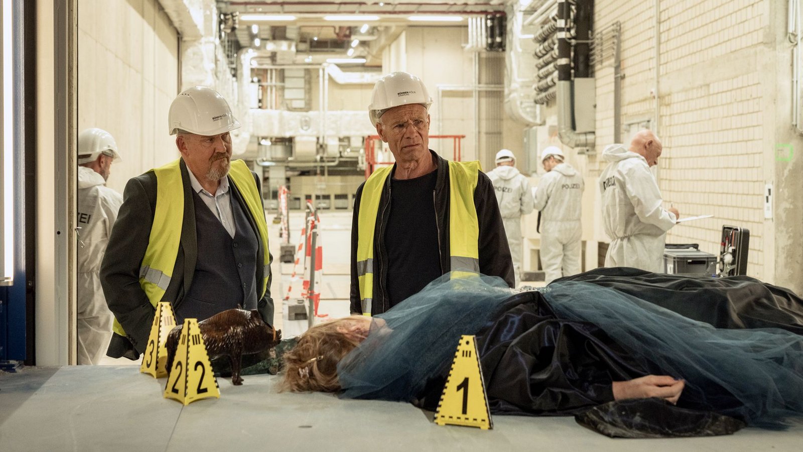 Die Leiche von Elli Zander (Ines Lutz), Rüstmeisterin der Kölner Oper, wird inszeniert in der Oper aufgefunden. Die Kommissare Max Ballauf (Klaus J. Behrendt) und Freddy Schenk (Dietmar Bär, li.) ermitteln vor Ort.Foto: WDR/Thomas Kost