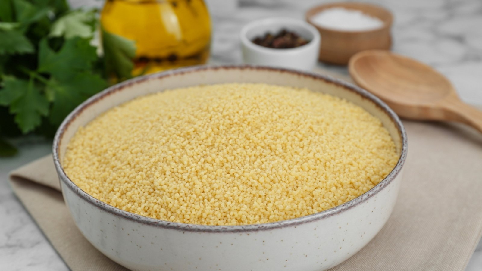 Couscous lässt sich in der Küche vielfältig einsetzen. Aber muss Couscous vor der Zubereitung gewaschen werden?Foto: New Africa / Shutterstock.com Couscous lässt sich in der Küche vielfältig einsetzen. Aber muss Couscous vor der Zubereitung gewaschen werden?Foto: New Africa / Shutterstock.com